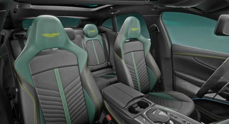 SUV recebeu a mesma cor nos bancos esportivos do bólido