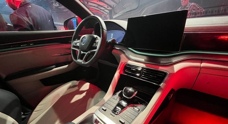 SUV híbrido traz multimídia de 12,8” com conexão com smartphone