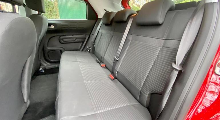 SUV tem um bom espaço interno e bancos em tecido