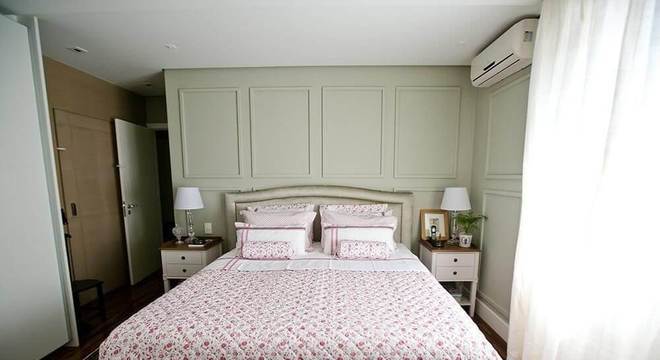 cabeceira - cabeceira de veludo claro e tapete com estampa 