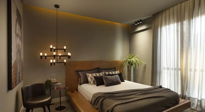 cabeceira - cama com base de couro e cortina de tecido branco 