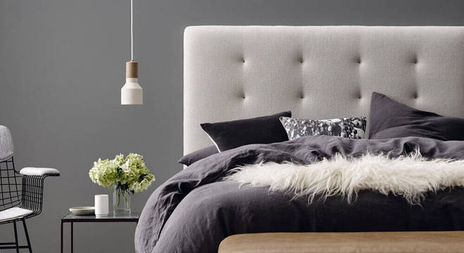 cabeceira de casal bege para quarto de casal decorado com criado moderno