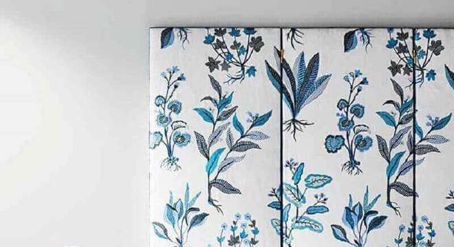 cabeceira de casal com estampa floral azul e com criado mudo verde