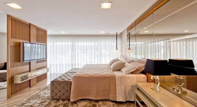 cabeceira de casal de madeira baixa com espelho espaco do traco