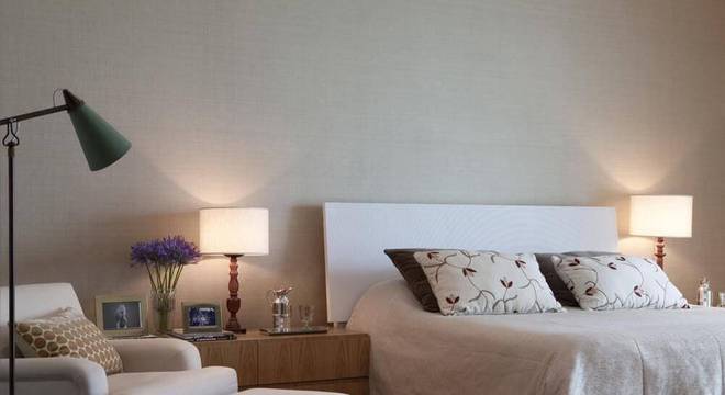 cabeceira de casal de madeira com textura messa penna arquitetura