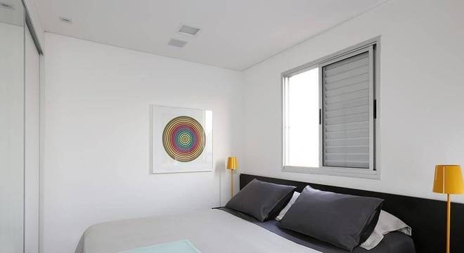 cabeceira de casal de madeira preta quarto pequeno abreu borges arquitetos