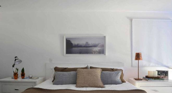 cabeceira de casal madeira branca com quadro deborah roig