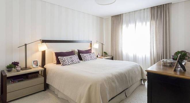 cabeceira de casal madeira e estofado branco e preto bmg arquitetura 