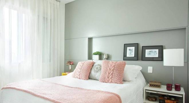 cabeceira de casal nicho em parede cinza liliana zenaro