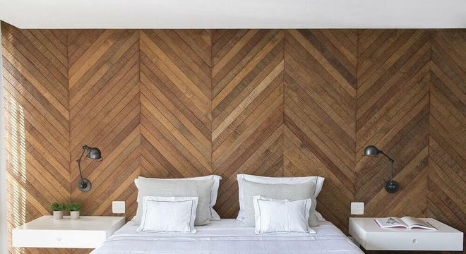 cabeceira de madeira com criado embutido para quarto de casal