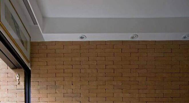 cabeceira de veludo azul marinho com criado mudo embutido