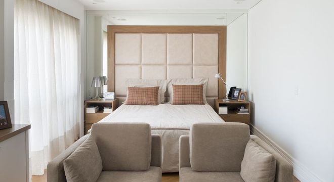 cabeceira - poltrona com tecido claro e mesa de canto amadeirado 