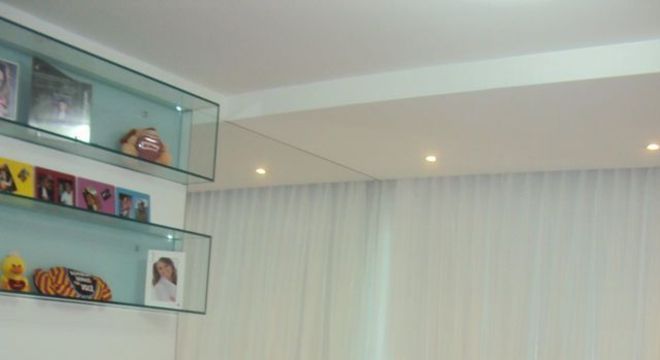 cabeceira - quarto com bancada de madeira para estudos 