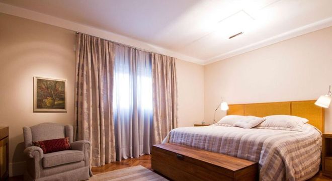 cabeceira - quarto com cabeceira de madeira 