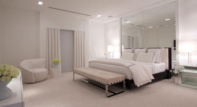 cabeceira - quarto com parede de espelhos 