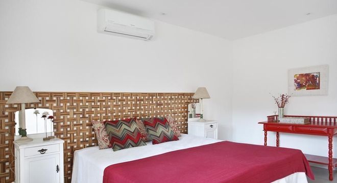 cabeceira - quarto de casal com papel de parede em cabeceira 