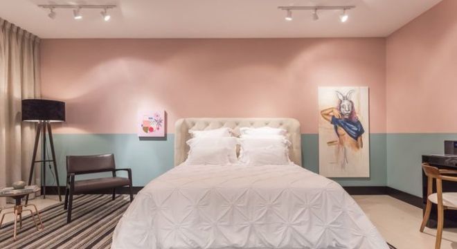 cabeceira - quarto rosa com faixa turquesa e cama branca 