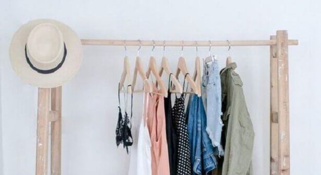 cabideiro arara de madeira