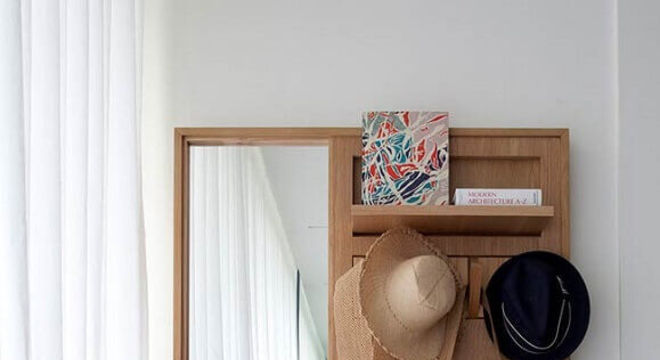 cabideiro de madeira com espelho