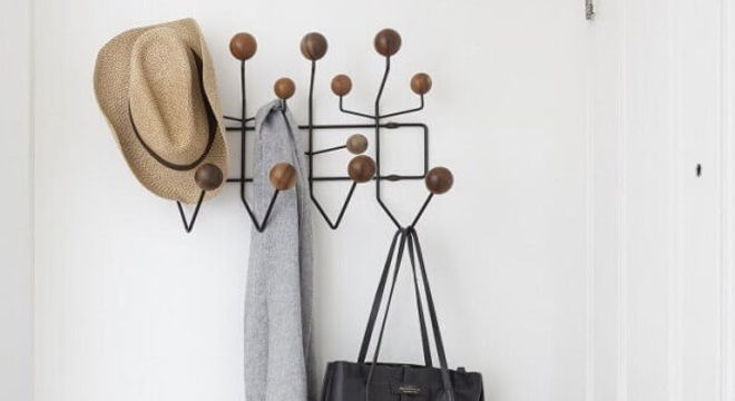 cabideiro de parede com bolinhas de madeira na ponta