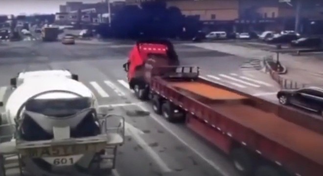 Cabine de caminhão foi derrubada por chapa de aço solta na caçamba