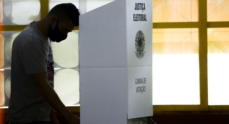 Eleitor na cabine de votação. Consulta pública avalia apoio a voto impresso
