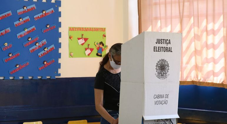 Mulher vota na urna eletrônica