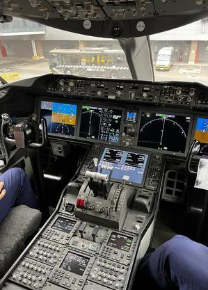 Cabine do comando do Boeing 787-9: modelo de última geração