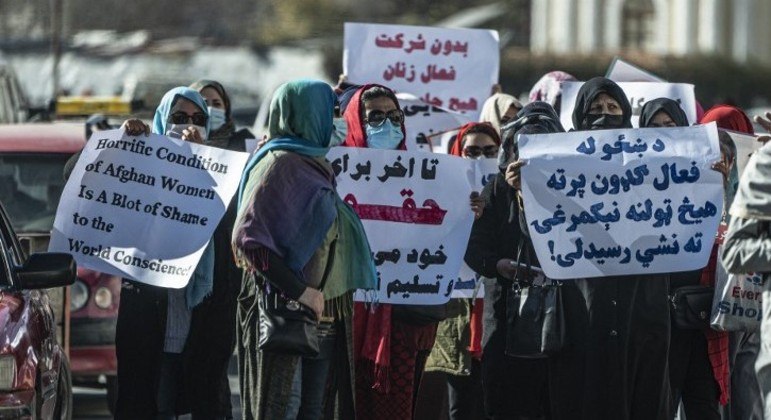 Mulheres seguram cartazes durante um protesto em Cabul, no Afeganistão