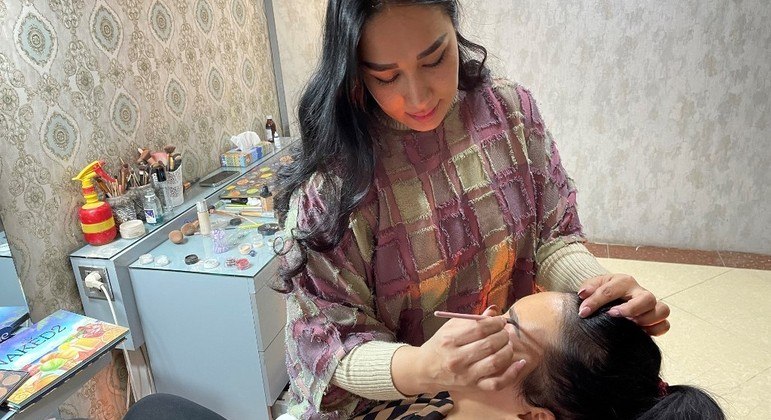 Mulheres são atendidas em salão de beleza em Cabul, no Afeganistão