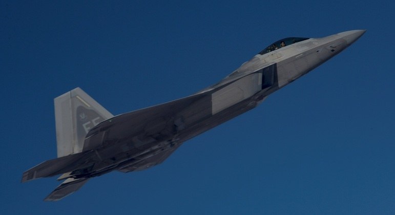 Caças americanos fazem patrulha aérea do país