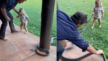 Caçador gera debate ao deixar filho de 2 anos manejar serpente 