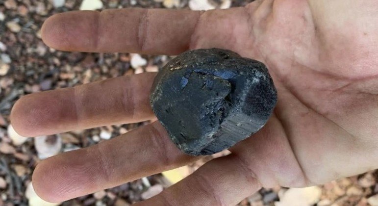 Caçador de pedras preciosas encontrou safira do tamanho de 'punho de criança pequena'