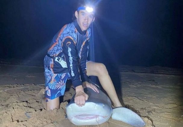 O australiano Will Glasson tem apenas 16 anos e passa as noites de forma muito diferente dos jovens da idade dele. Enquanto muitos provavelmente preferem videogames e a vida online, ele caça tubarões