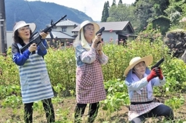 SENHORAS CONTRA MACACOSTrês simpáticas senhoras se tornaram famosas no Japão (e no mundo) por ser a linha de frente de uma pequena cidade japonesa contra ataques de macacos. Elas até ganharam um nome oficial: 'Monkey Busters', ou Caçadoras de Macacos