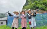 Masako Ishimura (74), Tatsuko Kinoshita (68) e Miyuki Ii (67) moram na cidade rural de Hikariishi, além de integrarem uma cooperativa agrícola local