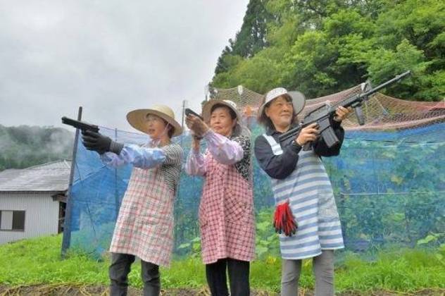 Masako Ishimura (74), Tatsuko Kinoshita (68) e Miyuki Ii (67) moram na cidade rural de Hikariishi, além de integrarem uma cooperativa agrícola local