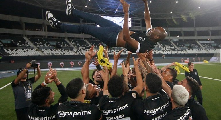 Caçapa. Quatro jogos e quatro vitórias no Botafogo. Os jogadores 'amavam' o treinador interino