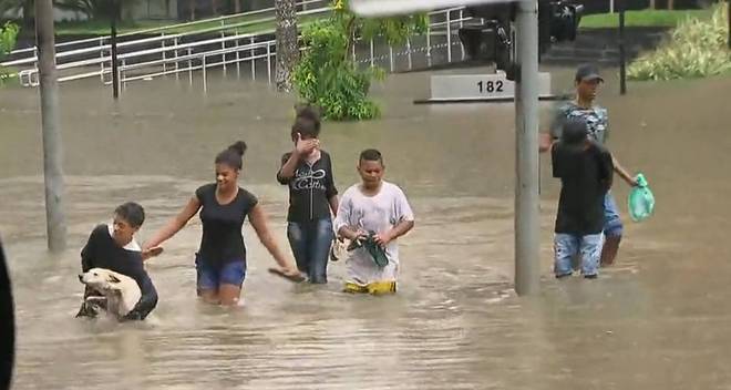 Na Barra Funda, zona oeste da capital, um grupo de sete crianças faz o resgate de um cachorro em meio à enchente