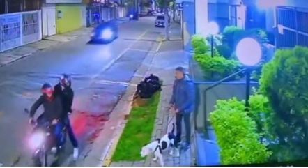Vítima passeava com o cão quando foi abordada