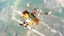Soldados russos fazem salto de paraquedas acompanhados de cães