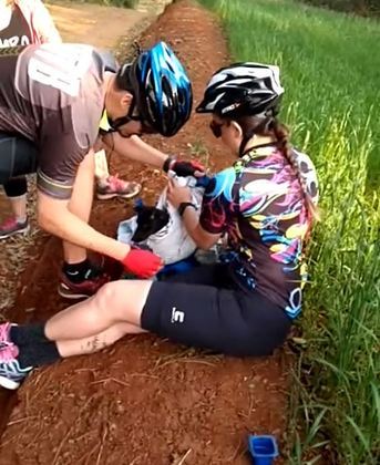 Com ajuda da namorada, Diana Santos, de 32 anos, o rapaz atraiu o cãozinho e ofereceu alimentos