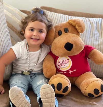 Outro clique fofo de Maitê é este, em que a menina aparece ao lado de um ursinho de pelúcia