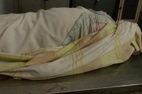 Lençóis e papelão são usados para cobrir alguns corpos no necrotério venezuelano; outros ficam expostos, sem qualquer proteção