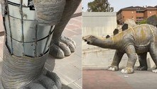 Cadáver é achado de cabeça para baixo em estátua de estegossauro 