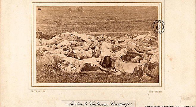 O uruguaio Javier López fotografou cenas da guerra para a Casa Bate &amp; Cía; nesta imagem, corpos de paraguaios mortos em batalha O que aconteceu?