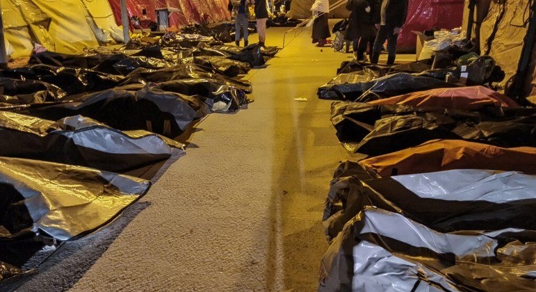 Sacos pretos com corpos dentro se acumulam no estacionamento de hospital turco