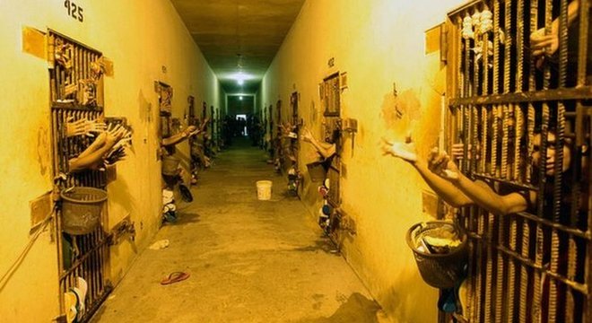 Presídios lotados favorecem o controle por grupos criminosos, que arregimentam novos integrantes no próprio sistema prisional