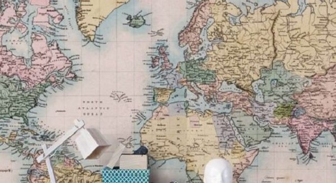 Cadeira de madeira azul e piso de madeira branca