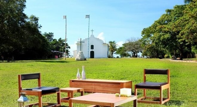 Cadeira de Madeira com Assento de Couro Preto